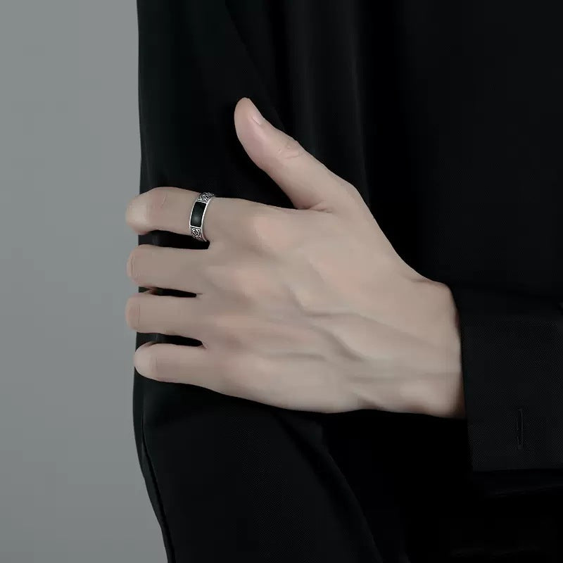 Herrenring mit kunstvollem Design und schwarzem Onyx Shop Nory