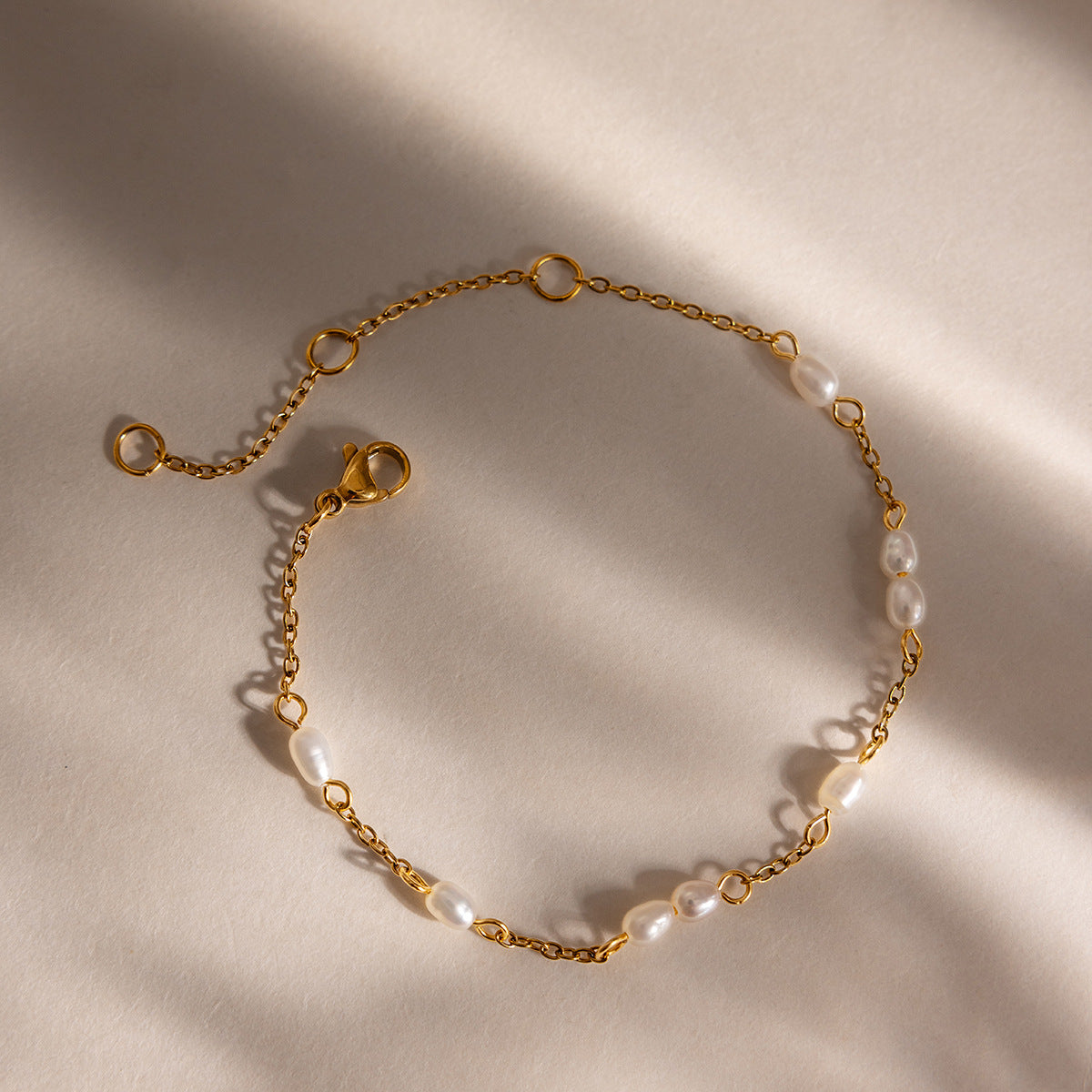 Damen Edelstahlarmband mit elegantem Perlendesign Shop Nory