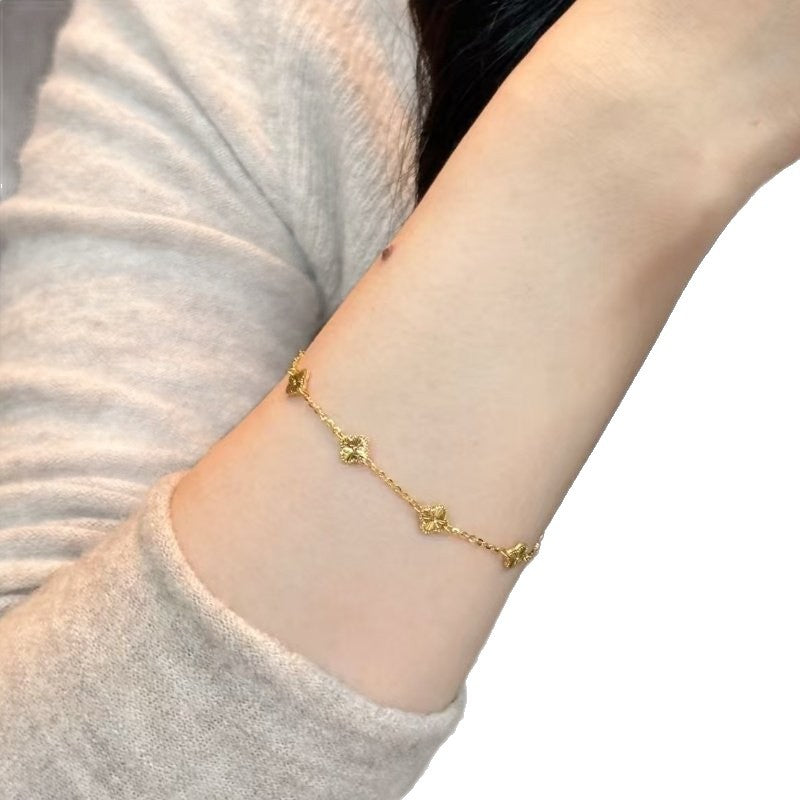 Damen feines Schmuckarmband mit filigranem Blütendesign und hochwertiger Vergoldung Shop Nory