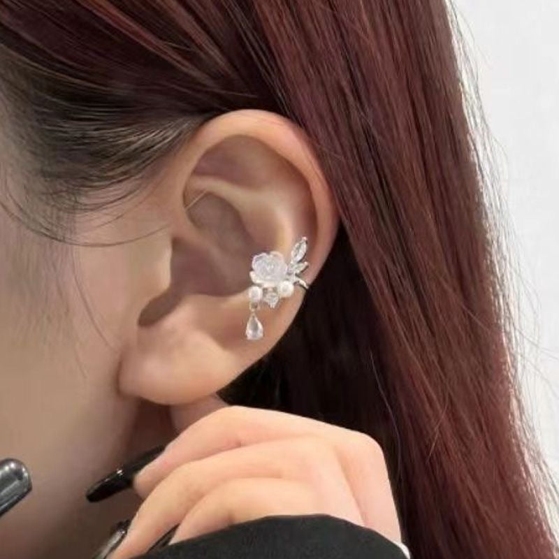 Damen Ohrstecker mit kunstvollem Rosenmotiv und funkelnden Kristallakzenten Shop Nory