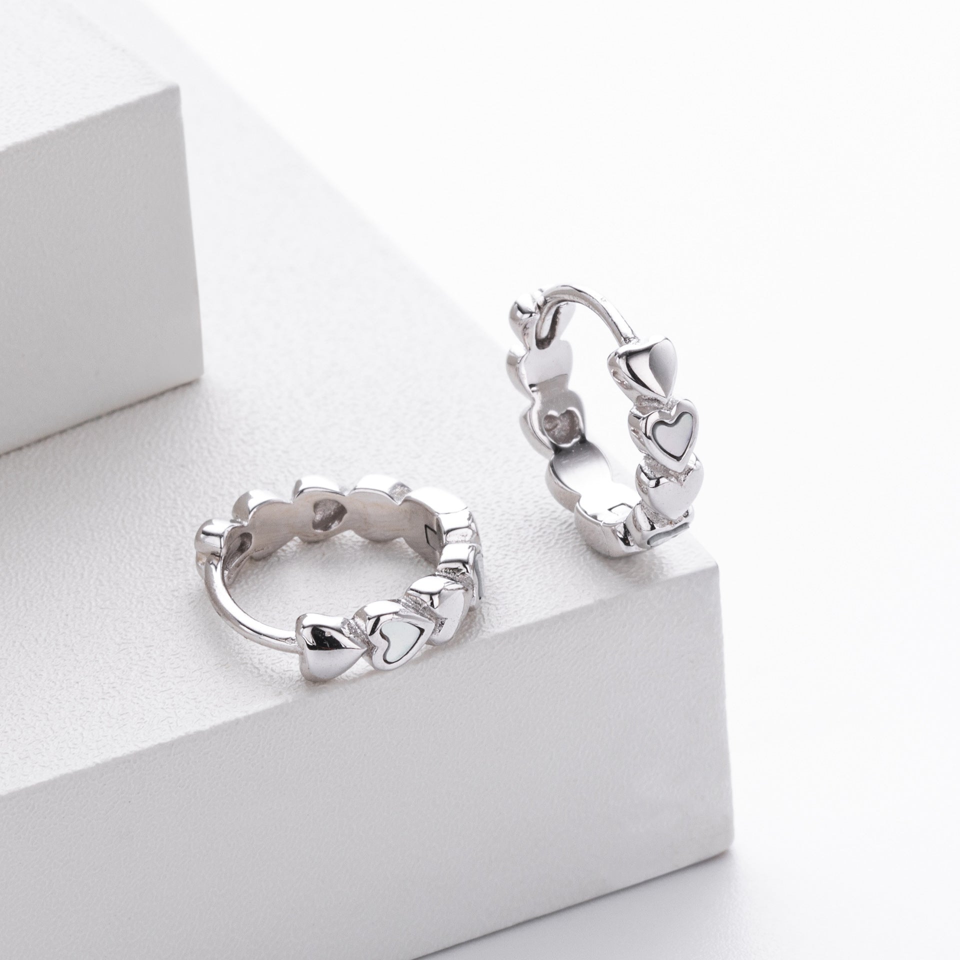 Damen Creolen mit Herzmotiven aus hochwertigem 925 Sterling Silber Shop Nory
