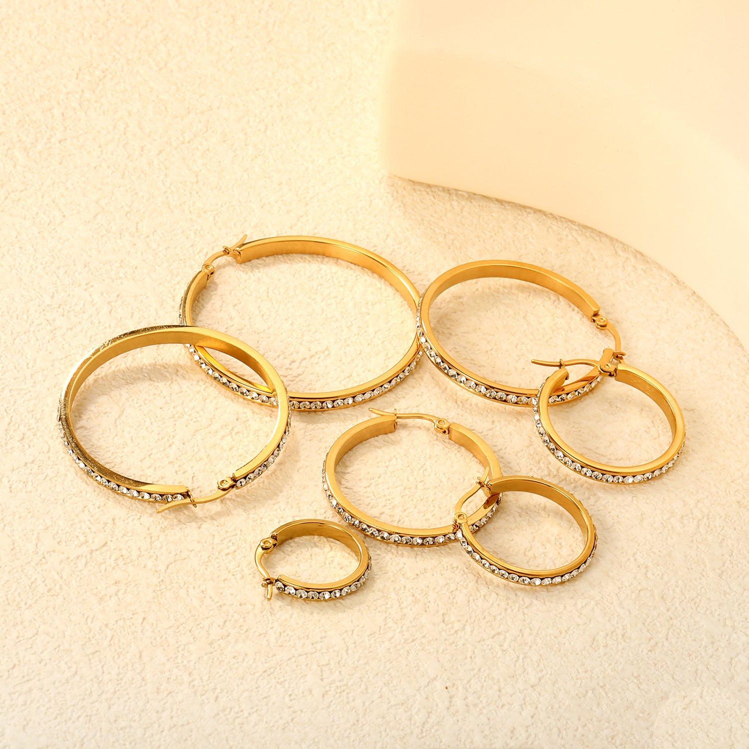 Damen Creolen mit funkelnden Kristallen und hochwertiger Goldbeschichtung Shop Nory