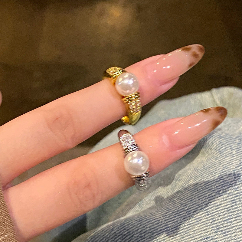 Damen eleganter Ring mit glänzender Perle und funkelnden Details Shop Nory