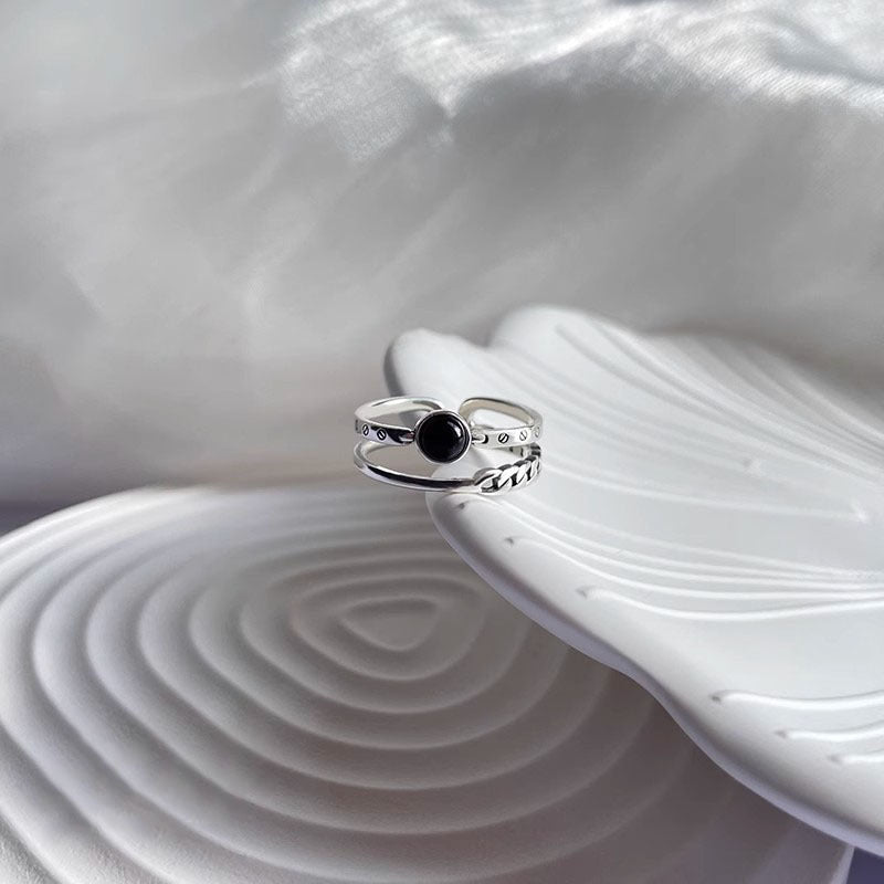 Damen Offener Ring mit verziertem Design und schwarzem Stein Shop Nory
