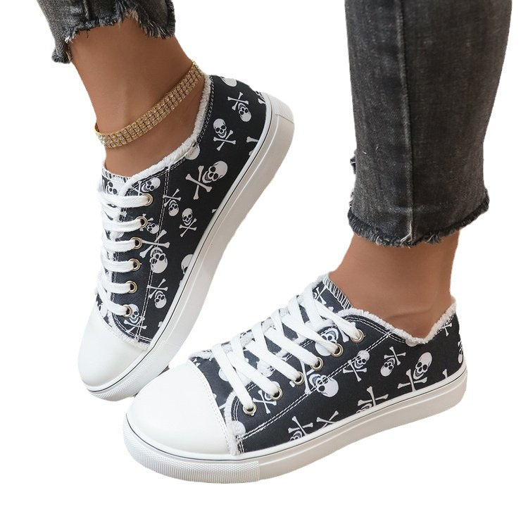 Damen lässiger Plateausneaker mit Totenkopf-Print, fransigem Canvasrand und verstärkter Zehenkappe Shop Nory