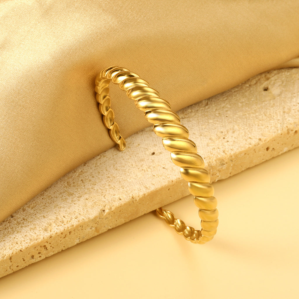 Damen offener Armreif mit floralen Mustern aus hochwertigem Edelstahl und goldplattierter Oberfläche Shop Nory