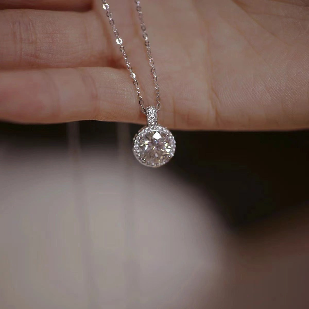 Damen Halskette mit funkelndem Zirkonia-Anhänger und feiner Gliederkette Shop Nory
