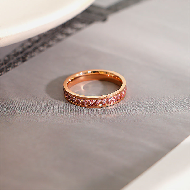 Damen Ring mit funkelnden lila Swarovski-Kristallen und polierter Oberfläche Shop Nory