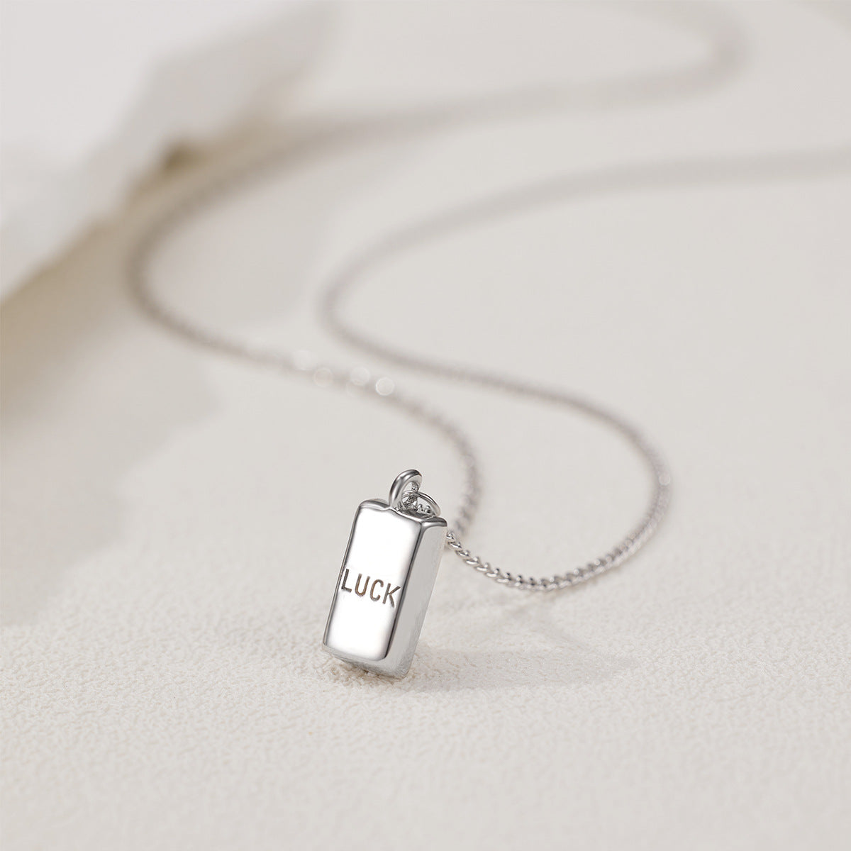 Damen Halskette mit charmantem Glücksanhänger und eleganter Gliederkette Shop Nory