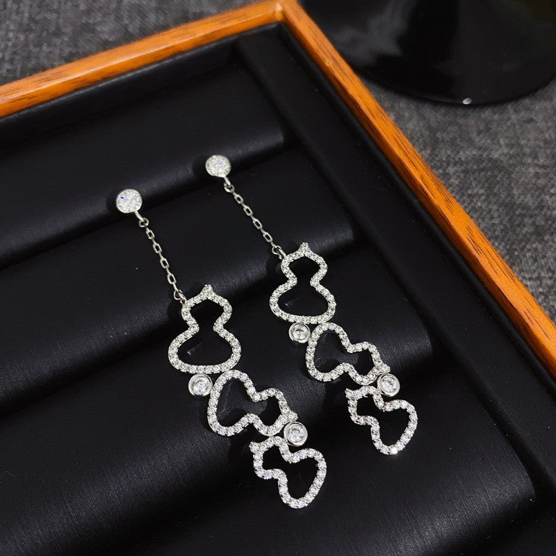 Damen Ohrringe mit kunstvollem Design und funkelndem Zirkonia Shop Nory