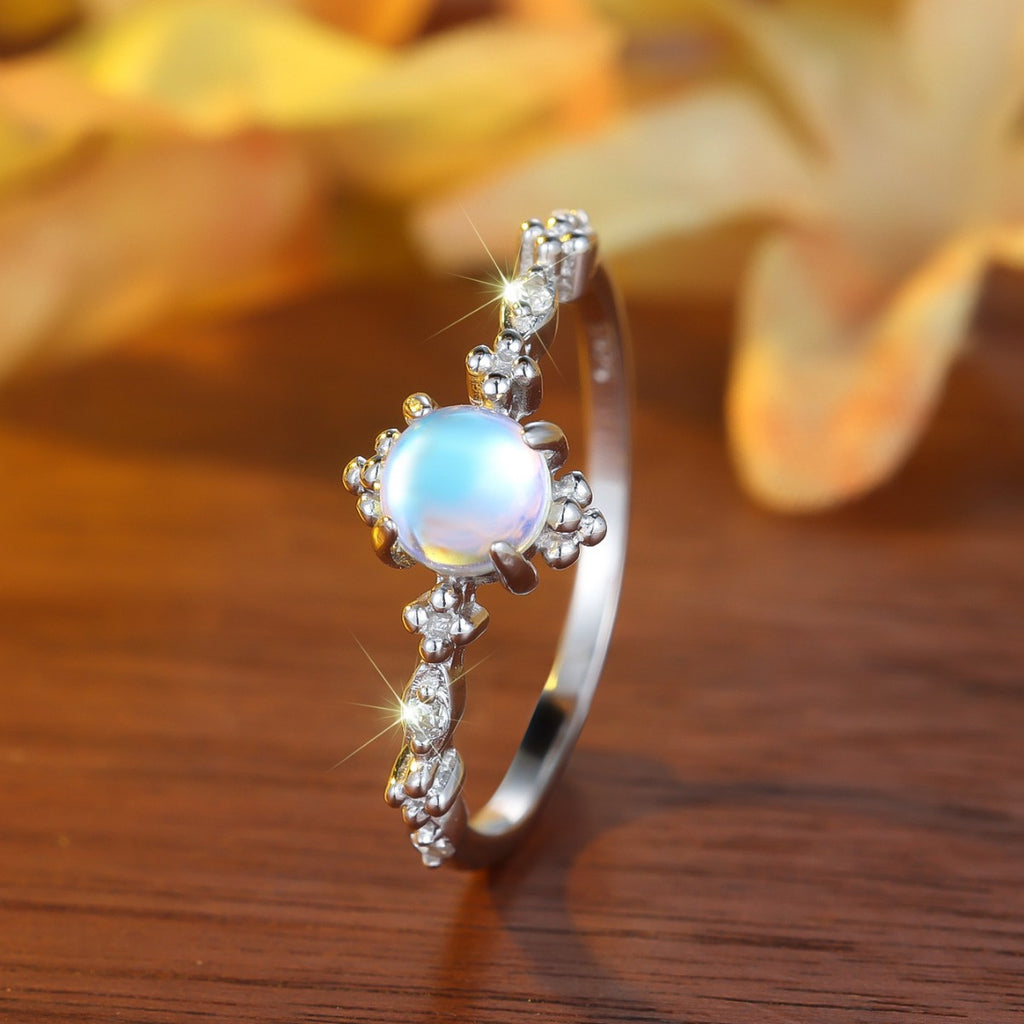 Damen Ring mit schimmerndem Mondstein und kunstvollen Zirkonia-Verzierungen Shop Nory