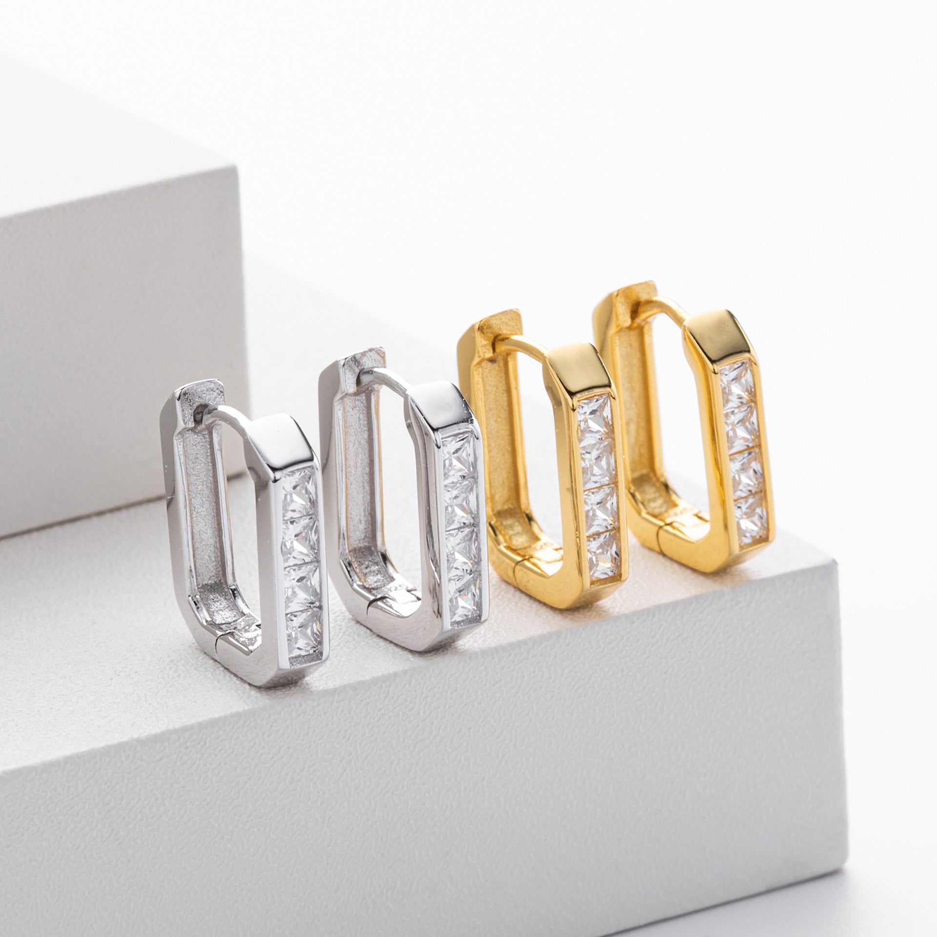 Damen Ohrcreolen mit glänzendem Zirkonbesatz aus hochwertigem 925 Sterling Silber Shop Nory