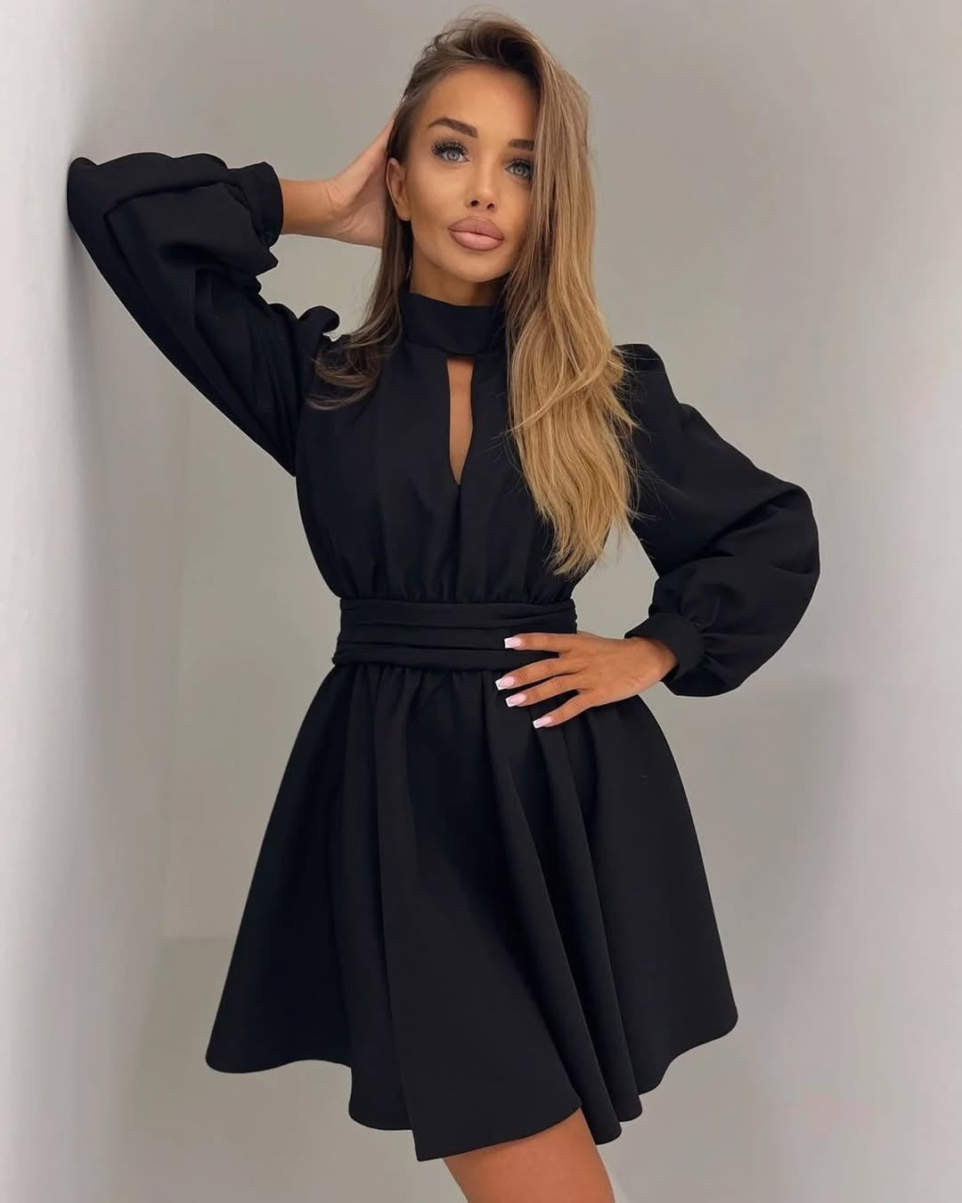 Damen Elegantes Kurzkleid mit Stehkragen, Cut-Out, weitem Glockenrock und Taillenschärpe Shop Nory