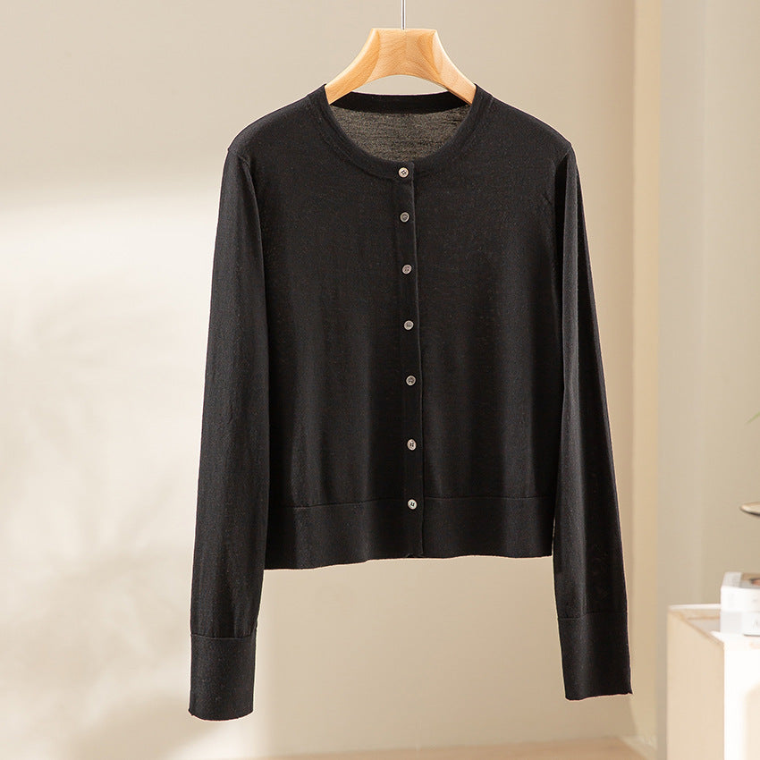 Damen Kurzgeschnittene Feinstrick-Cardigan mit Rundhalsausschnitt und tonaler Knopfleiste Shop Nory