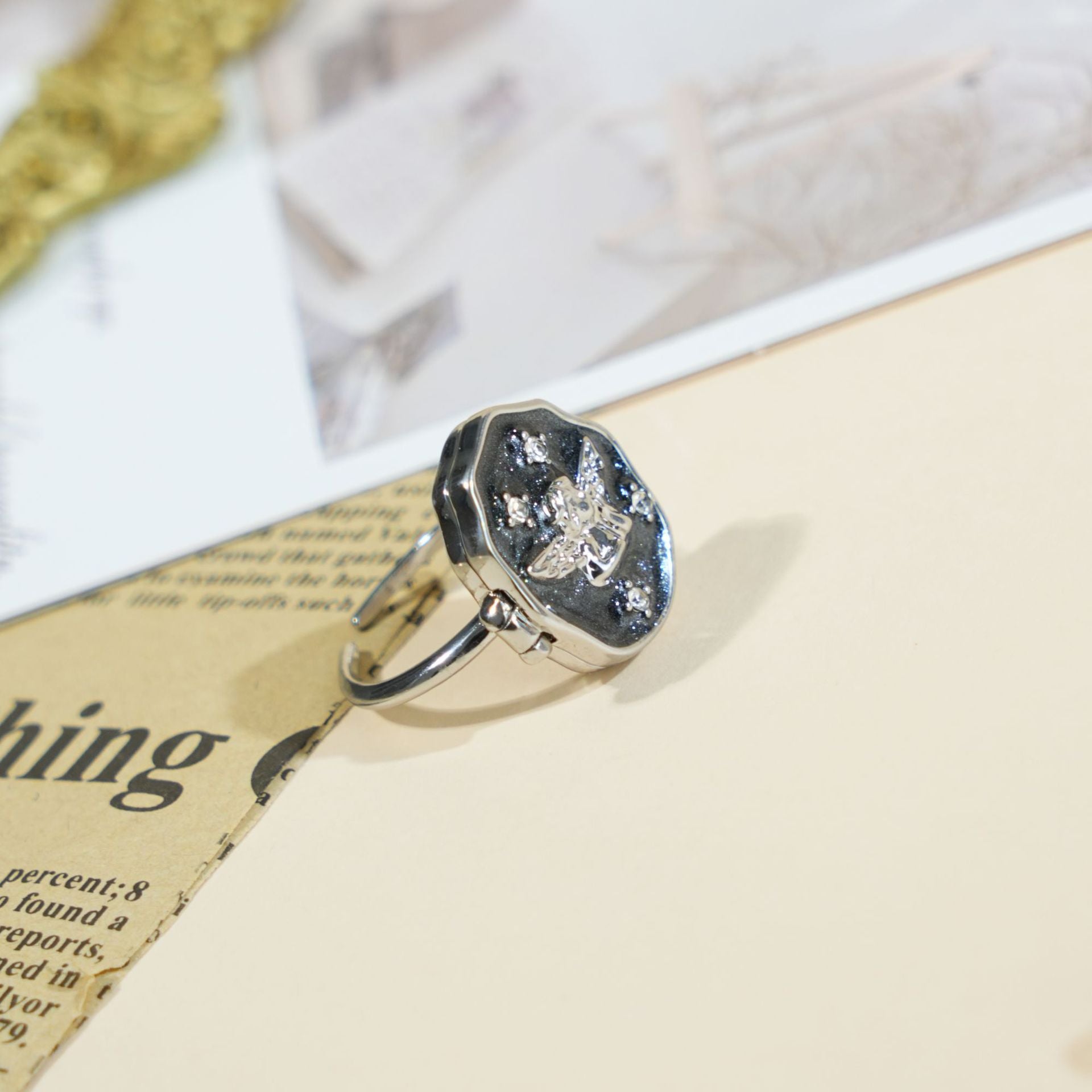 Damenring mit detailverliebtem Engel-Motiv Shop Nory