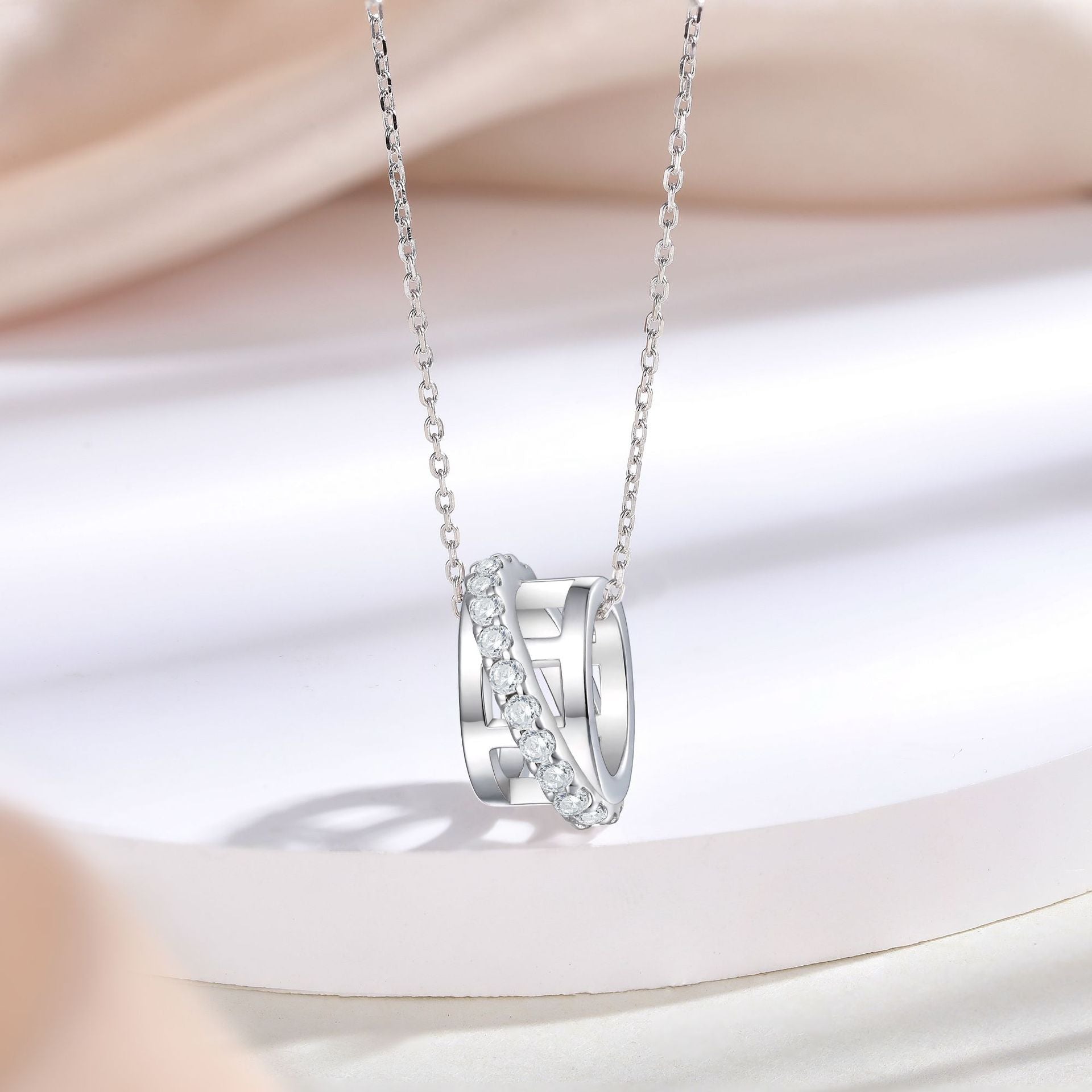 Damen Halskette mit funkelndem Zirkonia-Anhänger in elegantem Design Shop Nory