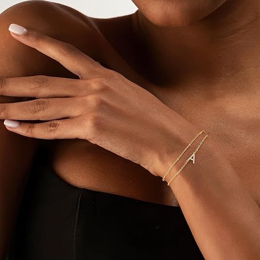 Damen Armband mit personalisiertem Initial-Anhänger und funkelndem Zirkonia Shop Nory