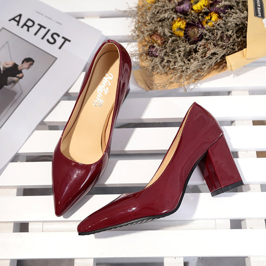 Damen Elegante Lack‑Pumps mit spitzer Kappe, gepolstertem Komfortfußbett und mittelhohem Blockabsatz Shop Nory