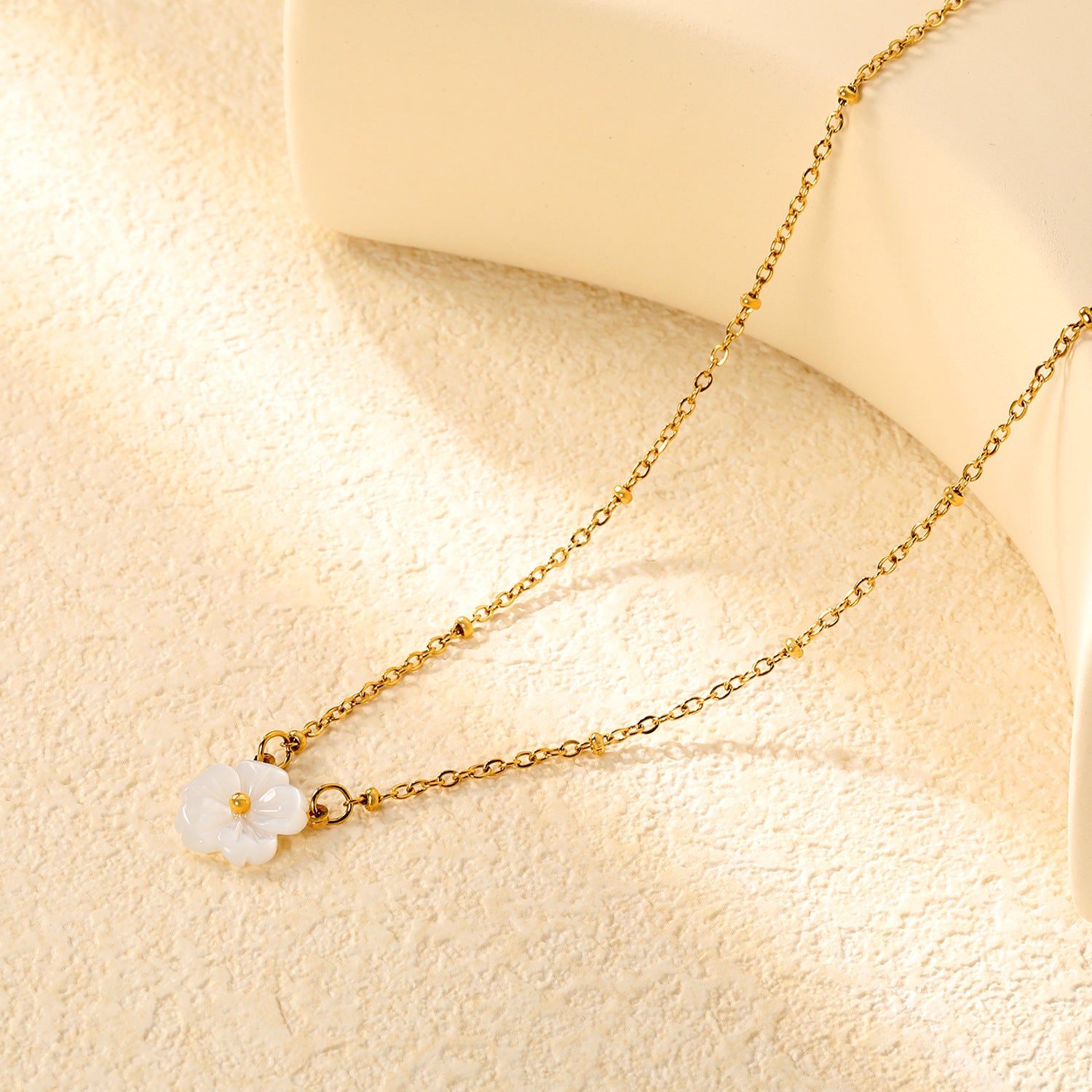 Damen elegante Halskette mit floralem Perlenanhänger und funkelnden Zirkonia Shop Nory