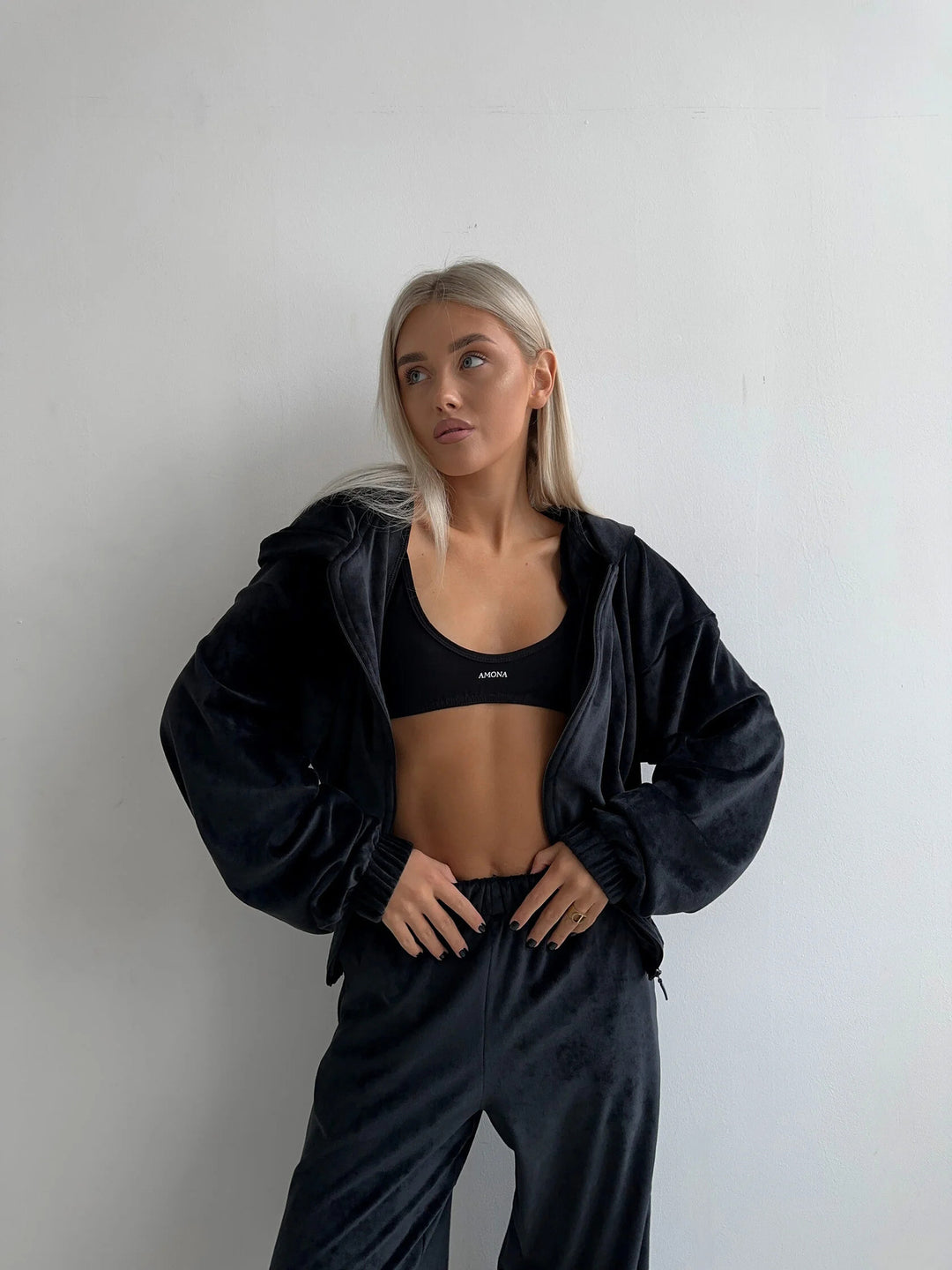 Damen cropped Samt-Zipjacke mit Kapuze und elastischer High-Waist Loungehose Shop Nory