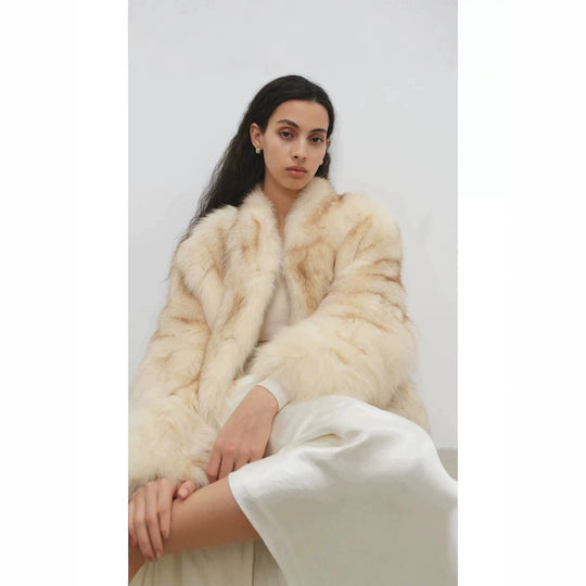 Damen Kurzmantel aus hochflorigem Kunstpelz mit tailliertem Boxy-Schnitt und voluminösem Schalkragen Shop Nory