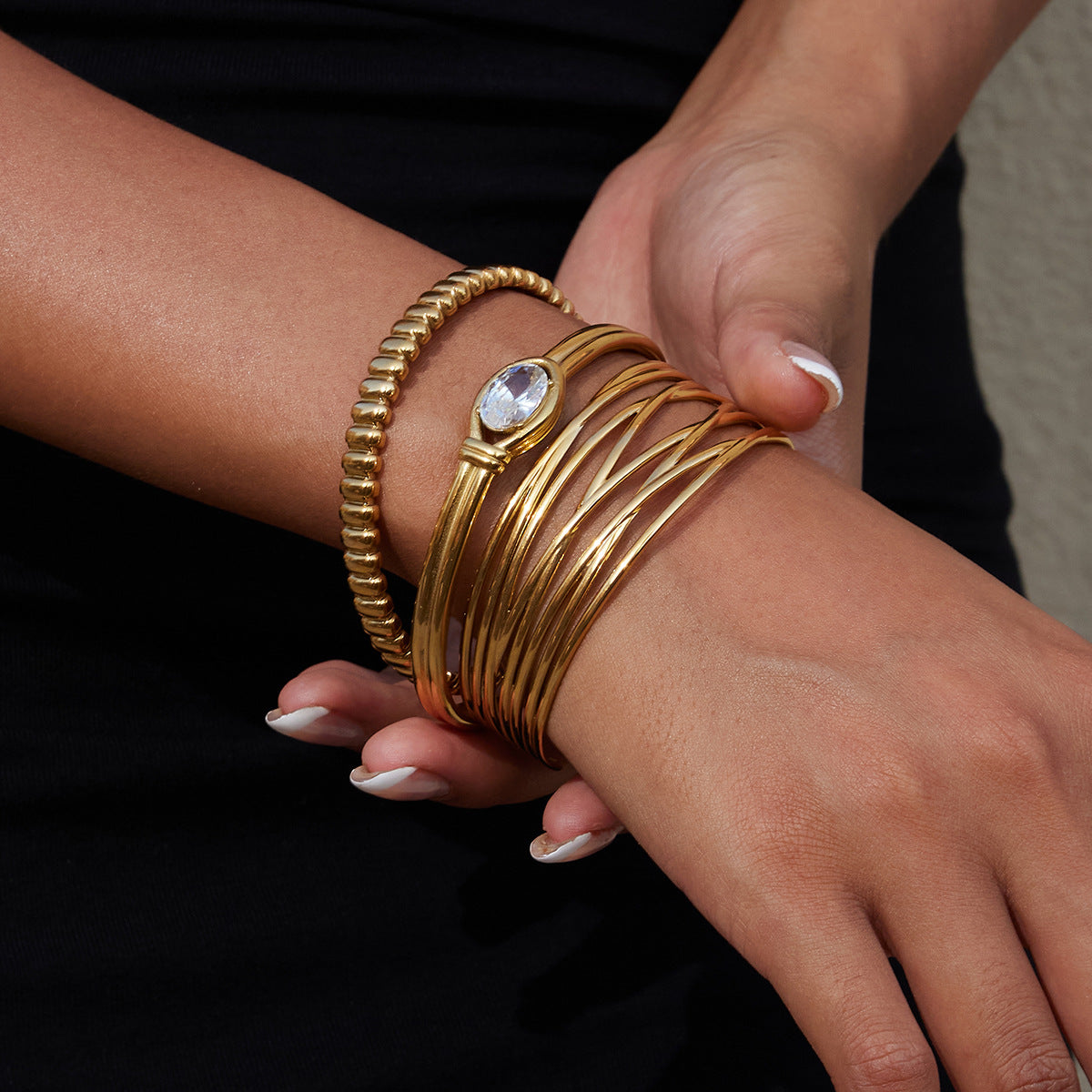 Damen Offenes Armband mit elegantem, hypoallergenem Design aus Edelstahl Shop Nory