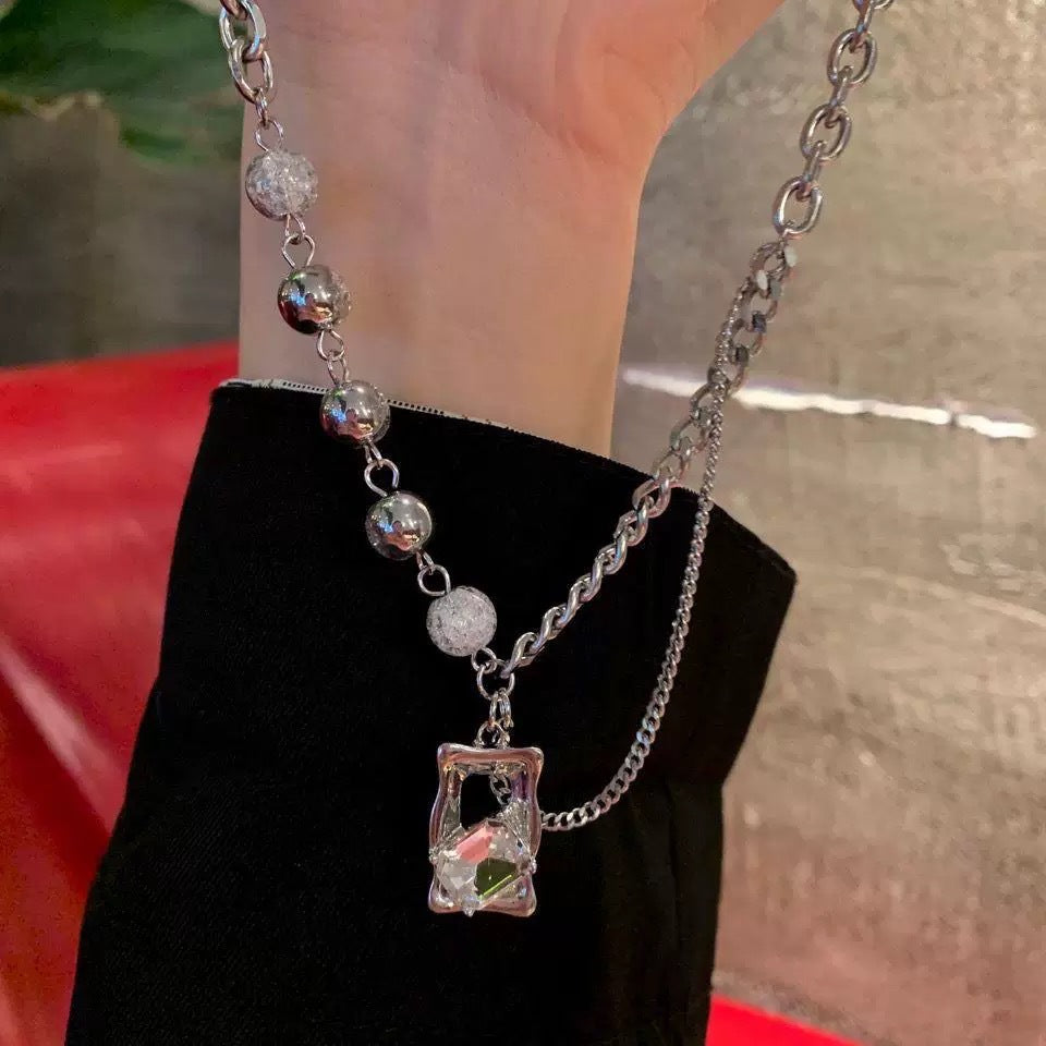 Damen Kette mit einzigartigem Anhänger und funkelnden Perlendetails Shop Nory