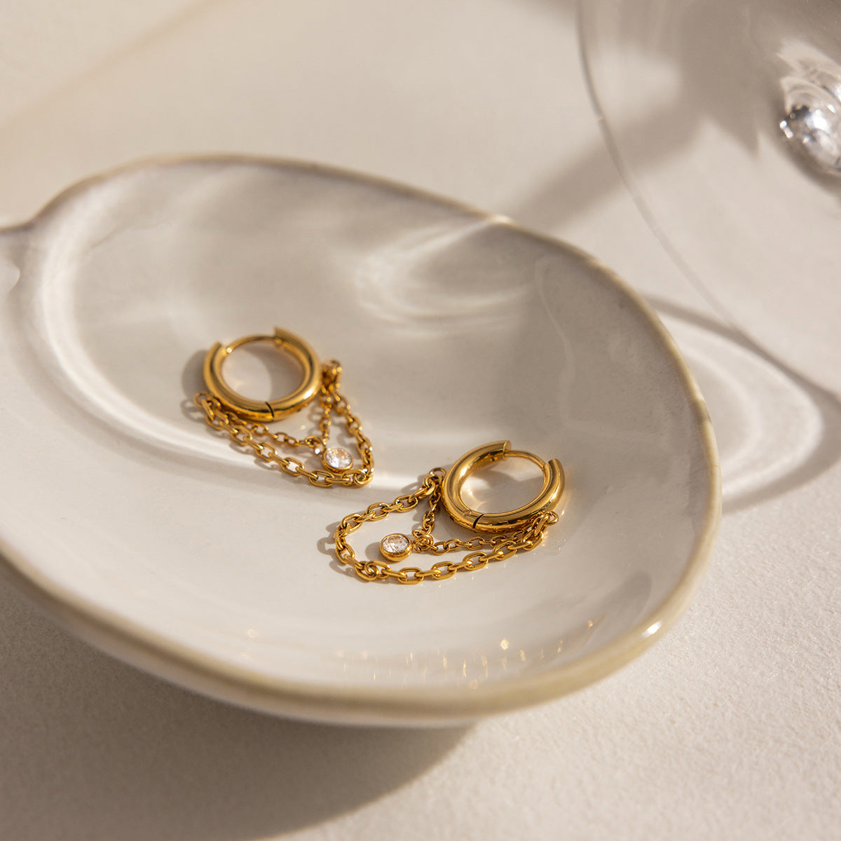 Damen Ohrhänger mit elegantem Ketten- und Kristallanhängermotiv Shop Nory