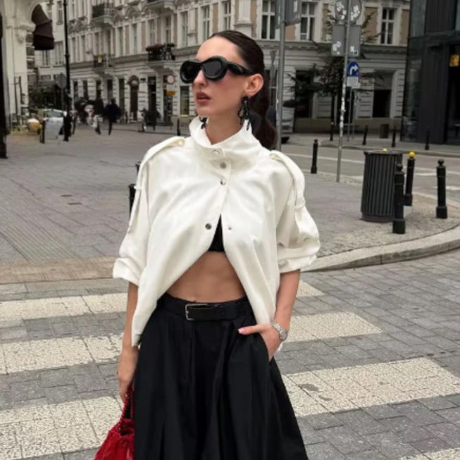 Damen Kurzes Cape-Jackett mit Stehkragen, Schulterpatten und Druckknopfverschluss Shop Nory