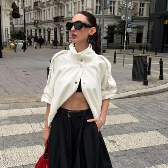Damen Kurzes Cape-Jackett mit Stehkragen, Schulterpatten und Druckknopfverschluss Shop Nory