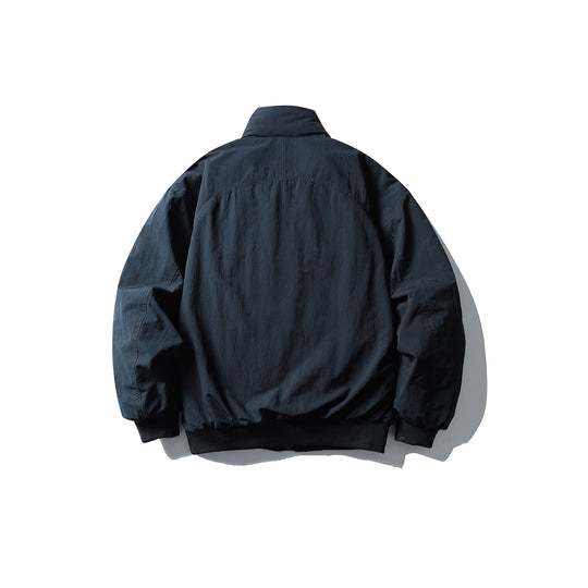 Herren Boxy-Utility-Bomberjacke mit hohem Stehkragen, verdeckter Frontblende und Zip-Brusttasche Shop Nory