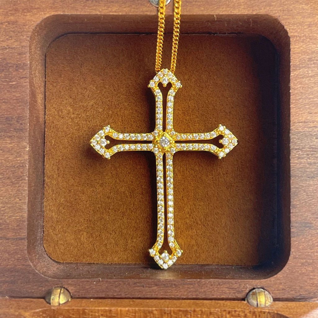 Damen Halskette mit kunstvollem Kreuz-Anhänger und funkelnden Zirkoniasteinen Shop Nory