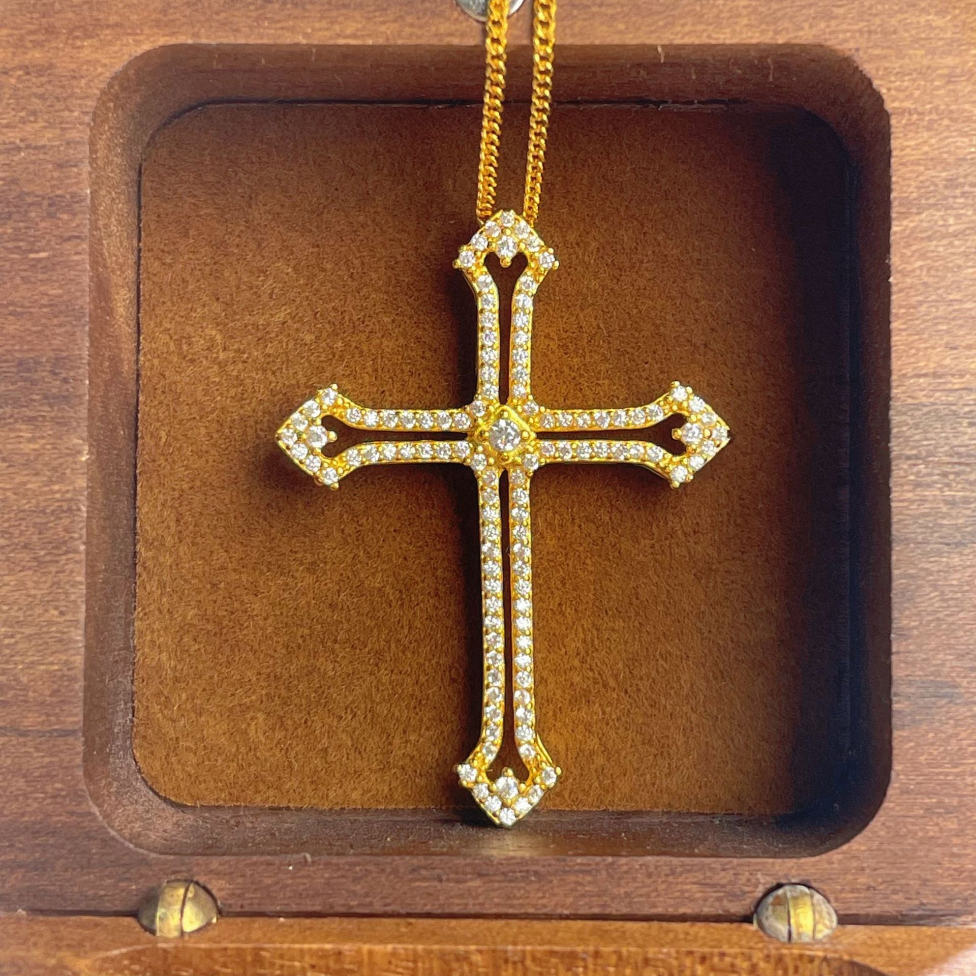 Damen Halskette mit kunstvollem Kreuz-Anhänger und funkelnden Zirkoniasteinen Shop Nory
