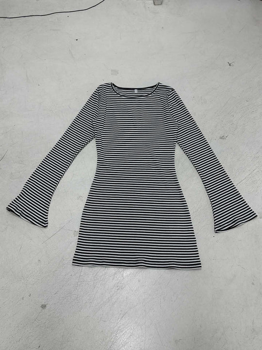 Damen nan tailliertes Rippen-Minikleid mit U-Boot-Ausschnitt und ausgestellten Ärmeln Shop Nory
