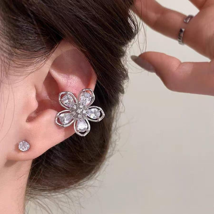Damen Ohrstecker mit floralem Design und funkelnden Kristallen Shop Nory