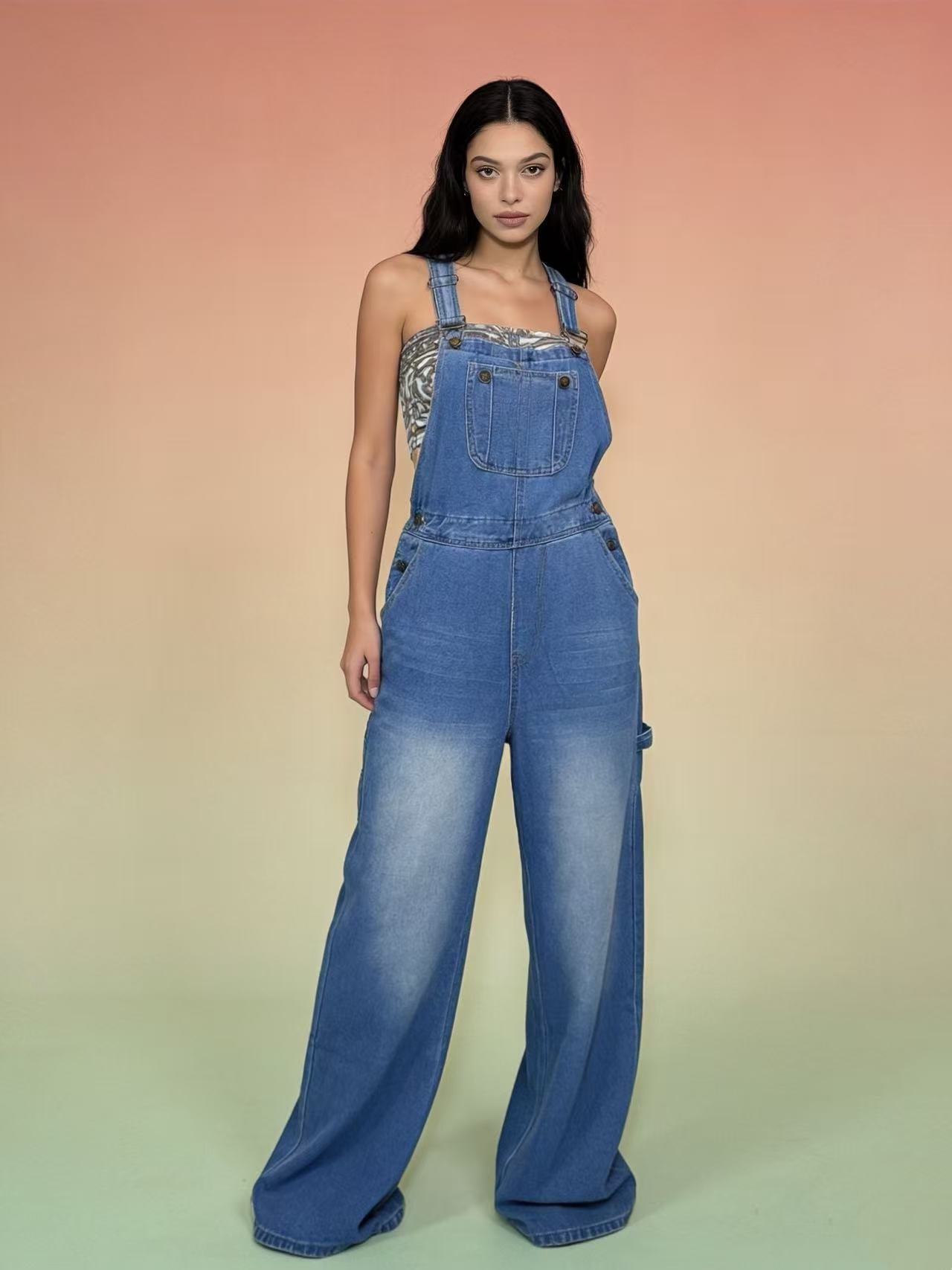 Damen Latzhose im lässigen oversized Schnitt mit funktionalen Seitentaschen