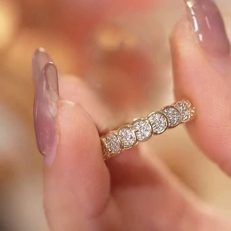 Damen zierlicher Ring mit funkelnden Zirkonia-Elementen und elegantem Design Shop Nory