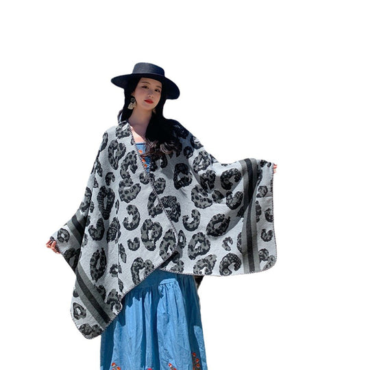 Damen Oversize‑Poncho im Strick‑Wollmix mit Leo‑Jacquard und V‑Ausschnitt Shop Nory