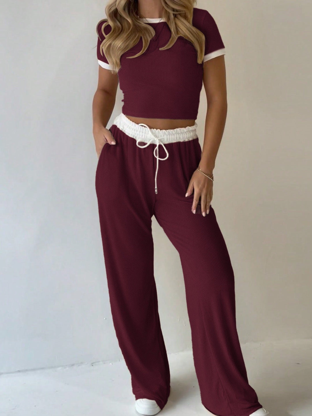 Damen lässiges zwei-teiliges Freizeit-Set mit cropped T-Shirt und weiten Hose