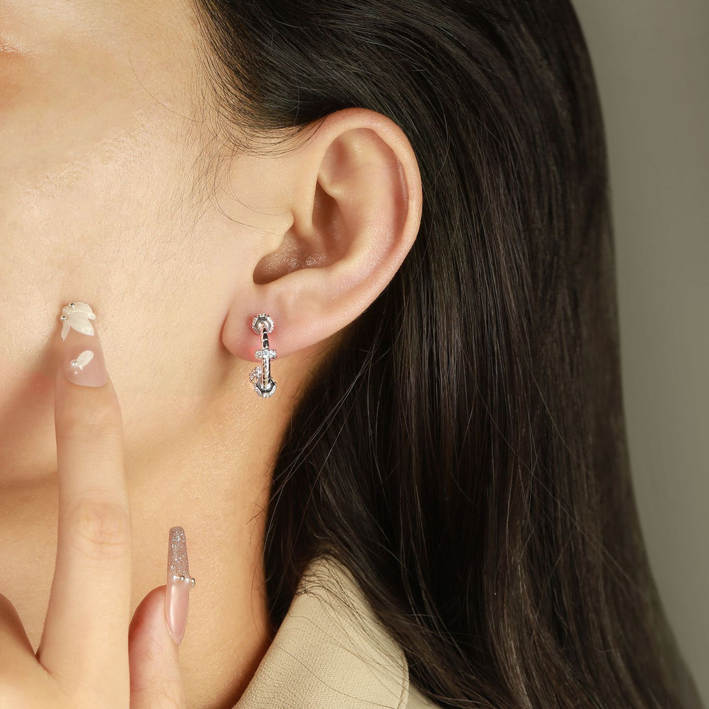 Damen Ohrstecker mit geschwungenem Design und funkelndem Zirkonia-Besatz Shop Nory