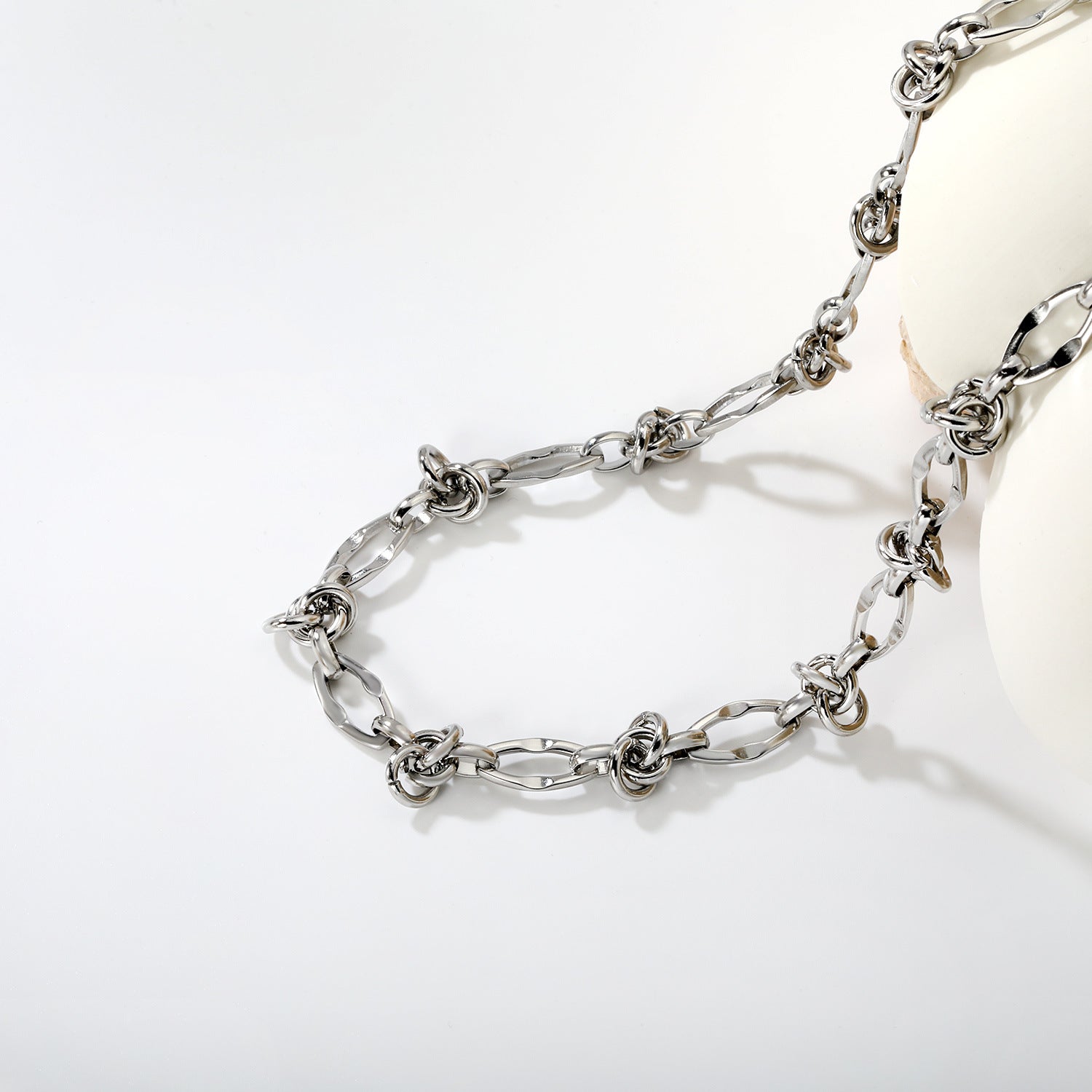 Damen modische Halskette aus elegantem Edelstahl mit kunstvollem Knoten-Design Shop Nory