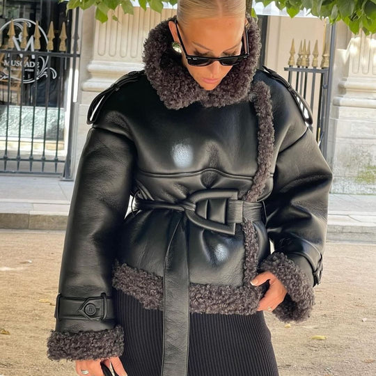 Damen Kurze Fliegerjacke aus Kunstleder mit Teddyfell-Kragen und Taillengürtel Shop Nory
