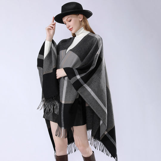 Damen Oversize-Capeponcho aus strukturierter Strickmischung mit V‑Ausschnitt, Karomuster und Fransen Shop Nory