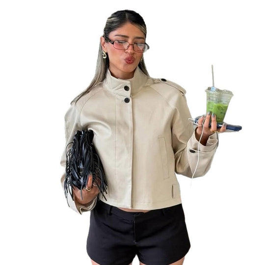 Damen kurz geschnittene Boxy-Jacke im Trench‑Stil mit hohem Stehkragen und Schulterklappen Shop Nory