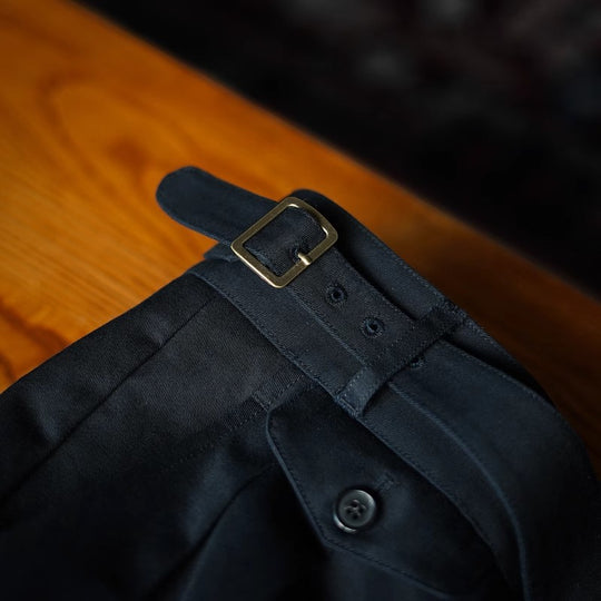 Herren Bundfaltenhose mit verstellbaren Seitenschnallen und Umschlag Shop Nory