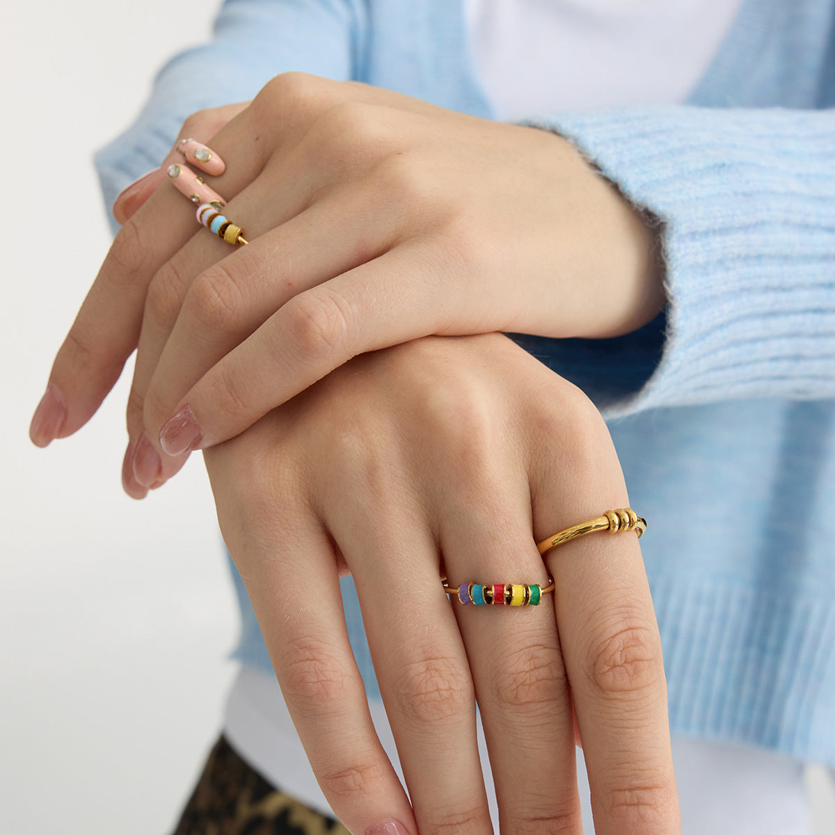 Damen Offenes Armband mit bunten Akzenten und hypoallergenen Eigenschaften Shop Nory