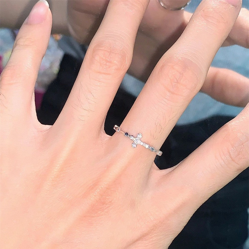 Damen zierlicher Ring mit Kreuzmotiv und funkelnden Zirkonia Shop Nory