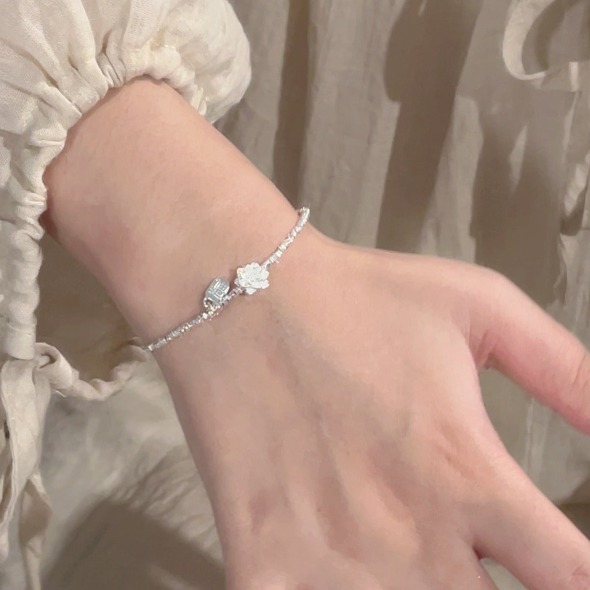 Damenarmband mit kunstvollem Blumenmotiv und funkelnden Zirkonia-Elementen Shop Nory