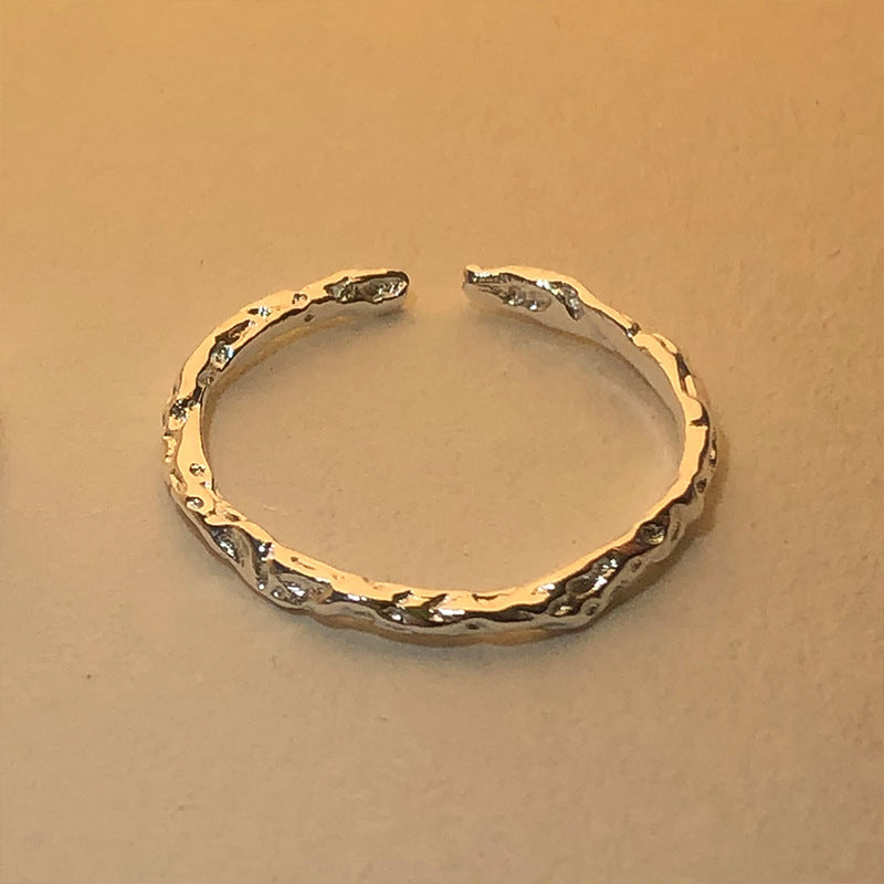 Damen eleganter und einzigartiger Ring mit schlangenartigen Details Shop Nory