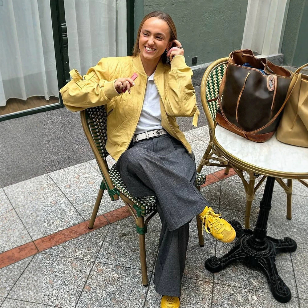 Damen Kurz‑Bomberjacke im Boxy‑Cut mit markanten Nahtdetails, Reißverschlusstaschen und gerippten Bündchen Shop Nory